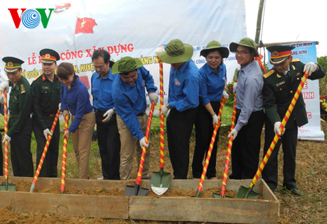 ก่อสร้างเสาธงชาติบนเกาะเจิ่น-ซึ่งเป็นเกาะแนวหน้าในเขตทะเลทางทิศตะวันออกเฉียงเหนือ